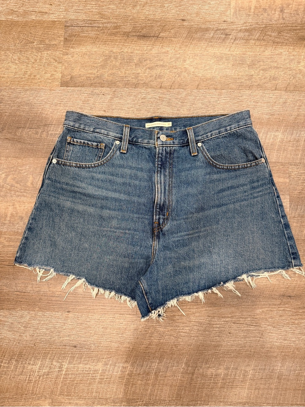 Leviโs High Waisted Mom Shorts Womenโs Size 33 Medium Wash Denim Cutoff Frayed R